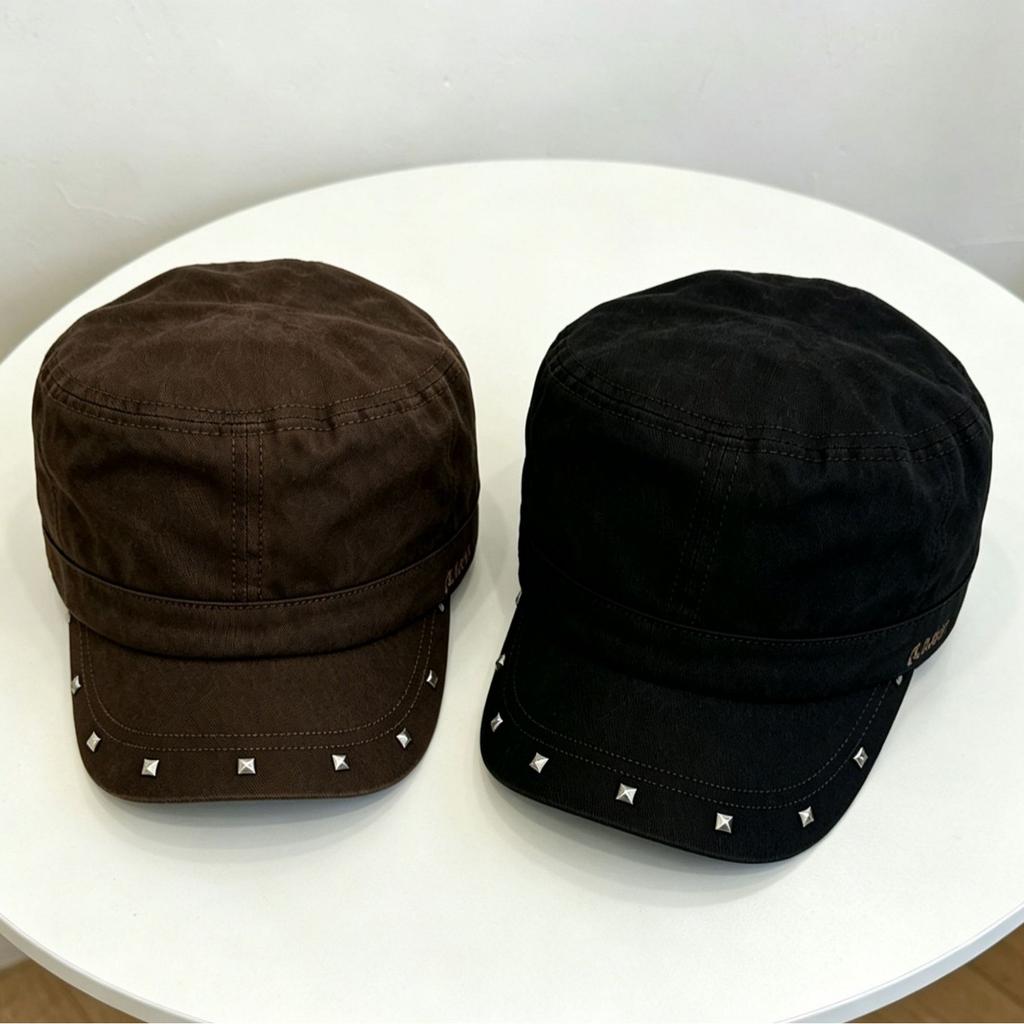 Casquette plate rétro américaine à rivets pour femmes, nouvelle collection printemps-automne, béret noir polyvalent affinant le visage, petit chapeau