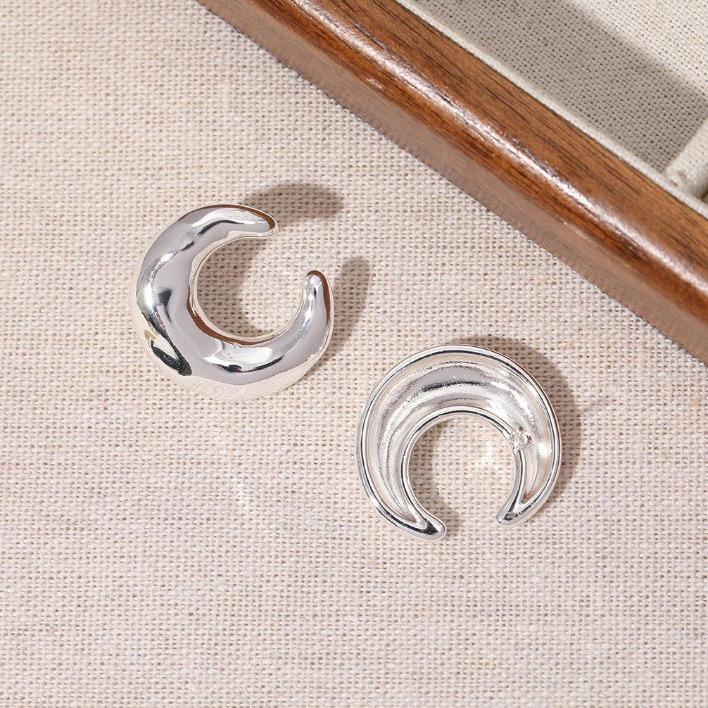 

Осенне-зимние простые и модные изысканные серьги-гвоздики в форме буквы С. Женские модные универсальные легкие роскошные серьги-гвоздики серебряный