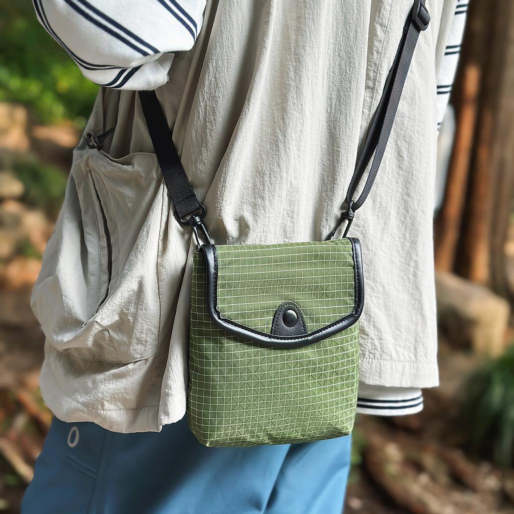 Trendy brand plaid small satchel men's and women's casual shoulder commuter bag travel portable vertical mobile phone bag