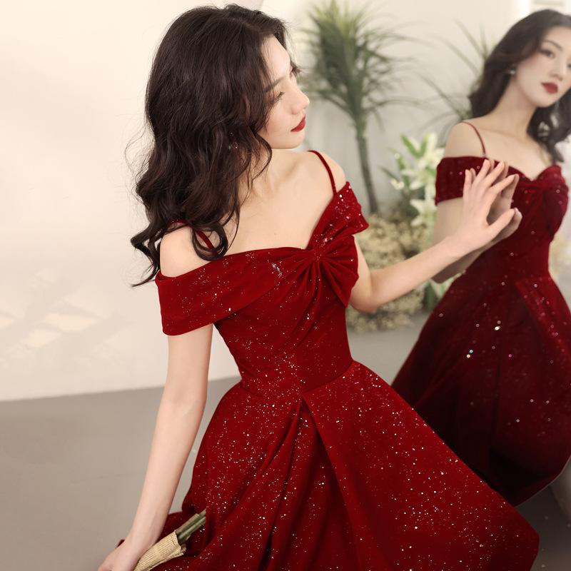 Neujahrs roter Kleiderrock, Weiblichkeit, zierlich wirkend, leichter Luxus, One-Shoulder-Träger, mittellanges Braut-Toast-Kleid