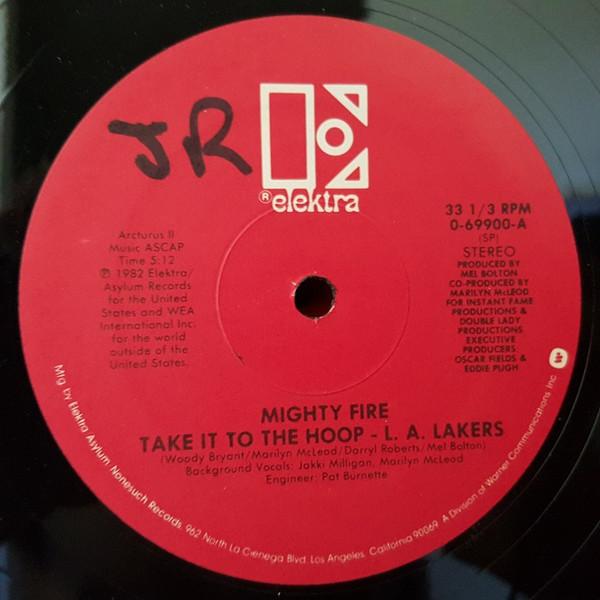 

12-дюймовая пластинка MIGHTY FIRE Take It To The Hoop L.A. Лейкерс 069900 Электра 1981 США Соул-фанк Б/у