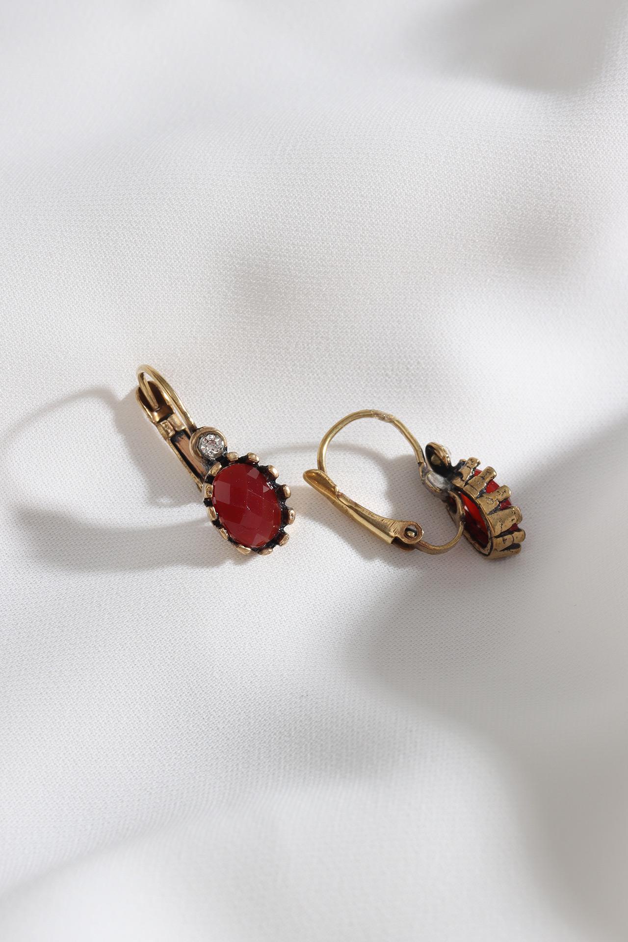 

Маленькие овальные серьги с красным камнем