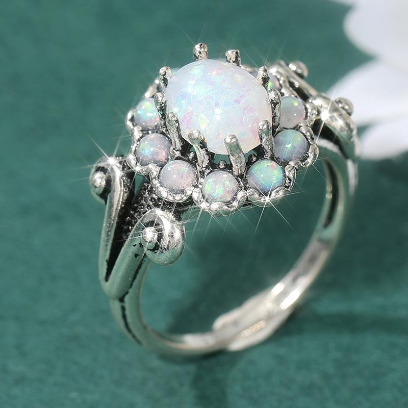 Elegant Classic Inlaid Synthetic Opal Flower Shaped Ring for Women Fashion Exquisite Silvery Plated Banquet Jewelry Accessories