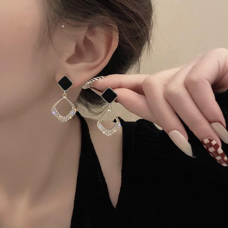 Black Geometric Earrings for Women: Light Luxury, Retro Dangle Clips, Elegant & Trendy Niche Fashion