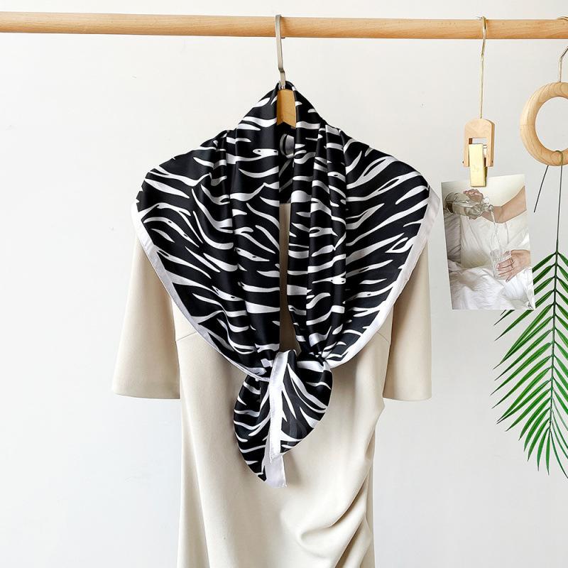 Seidenschal für Damen Frühling und Sommer Neu Satin Bedruckt Imitation Seidenschal Großes Quadratisches Tuch Temperament Schal Kopftuch