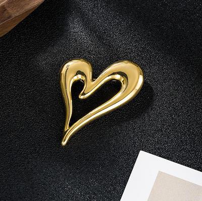 Spilla d'Amore Design di Nicchia in Metallo Moda Xiaoxiangfeng Semplice e Dolce Spilla Vuota da Donna di Alta Gamma Accessori Versatili