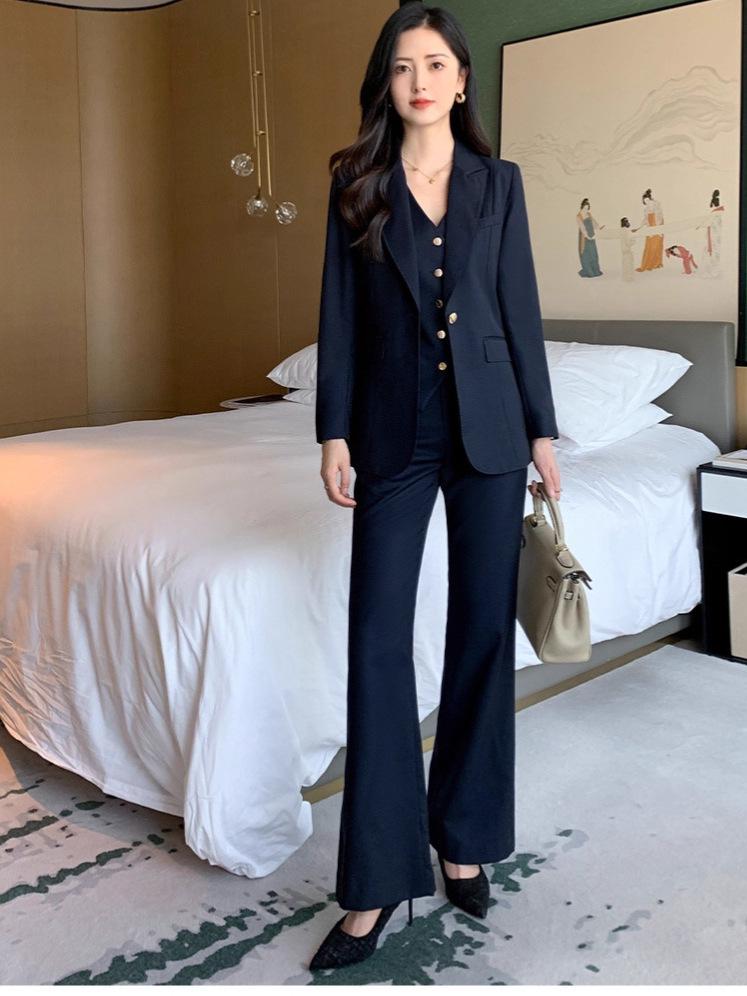 Marken exklusiv: Professionelles High-End Woll-Anzugset für Damen mit Weste und Micro-Flare-Hose für Herbst und Frühling