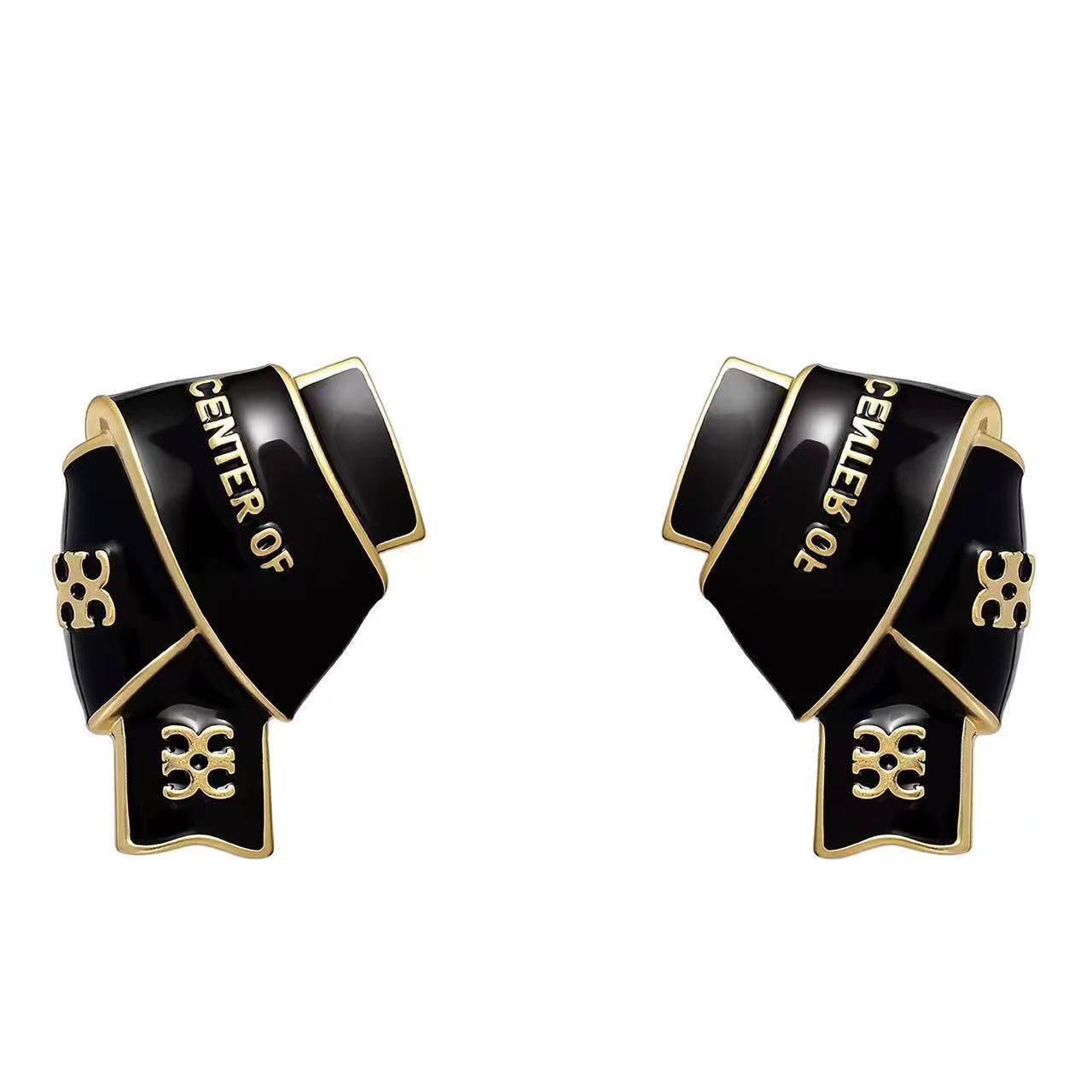 Черно-золотые эмалированные серьги-твисты: Универсальные роскошные гвоздики для осени/зимы 2025