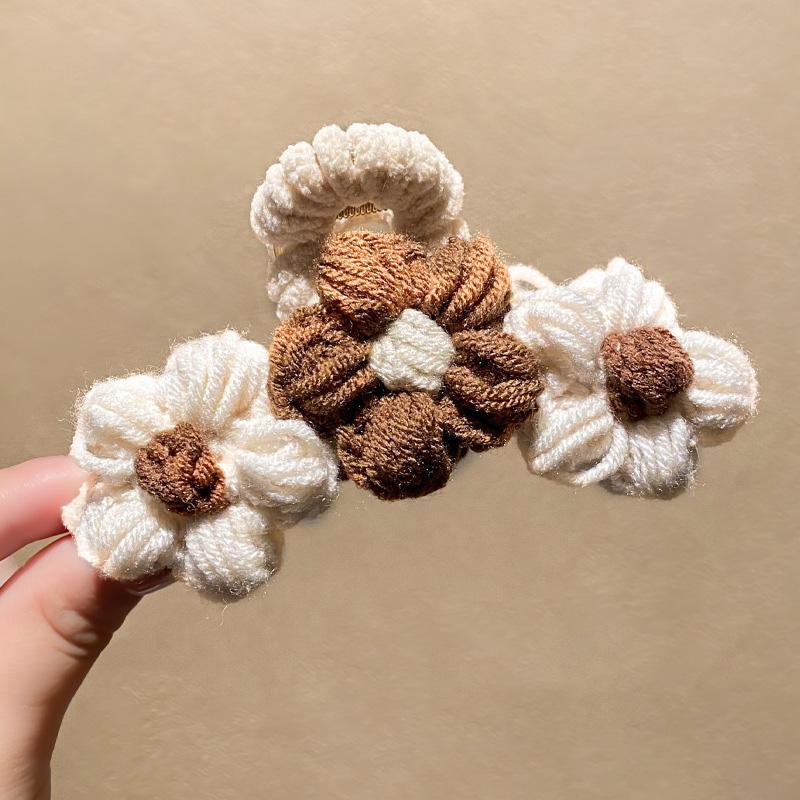 1pc New Autumn and Winter Knitting Flower Yarn Gripper Clip Autumn and Winter Women's Plush Shark Clip Hair Clip Hair Accessory