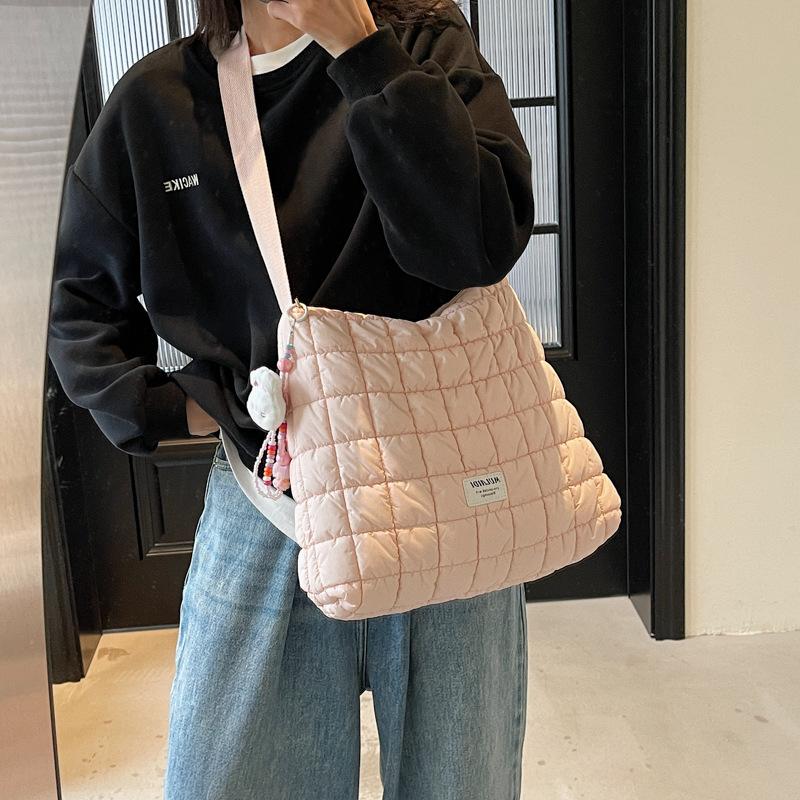 Puff messenger bag women's autumn and winter large-capacity tote bag high-value commuter bag rhombus cotton clothing bag tide