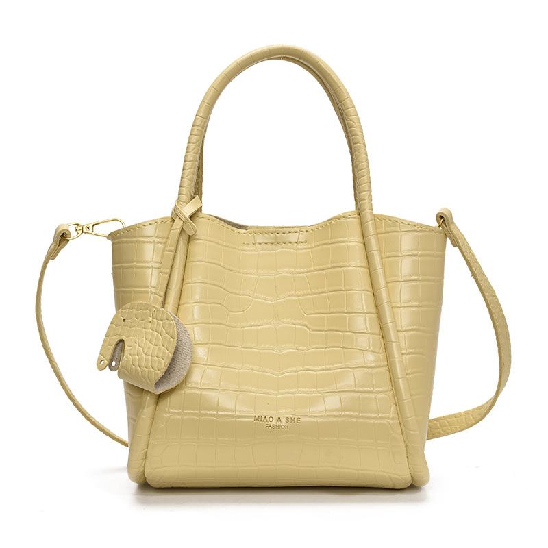 Super fire small bag women's summer versatile 2025 new fashion shoulder messenger bag this year popular portable bucket bag