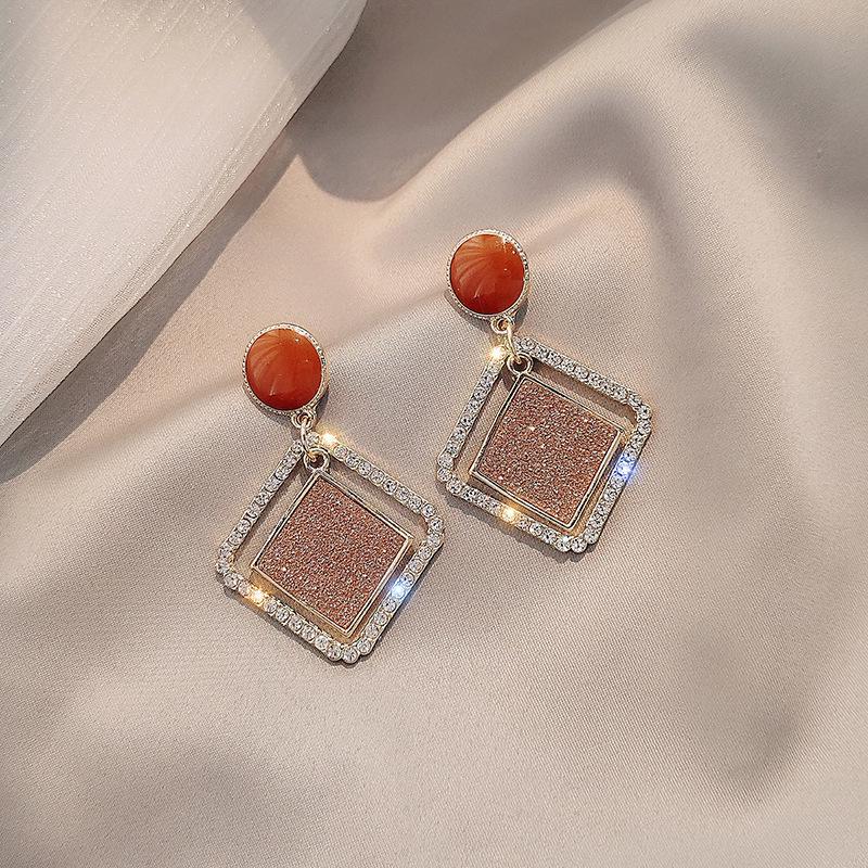 Boucles d'oreilles de luxe tendance 2024 accrocheuses pour femmes: Boucles d'oreilles à clous tendance et polyvalentes pour l'automne et l'hiver