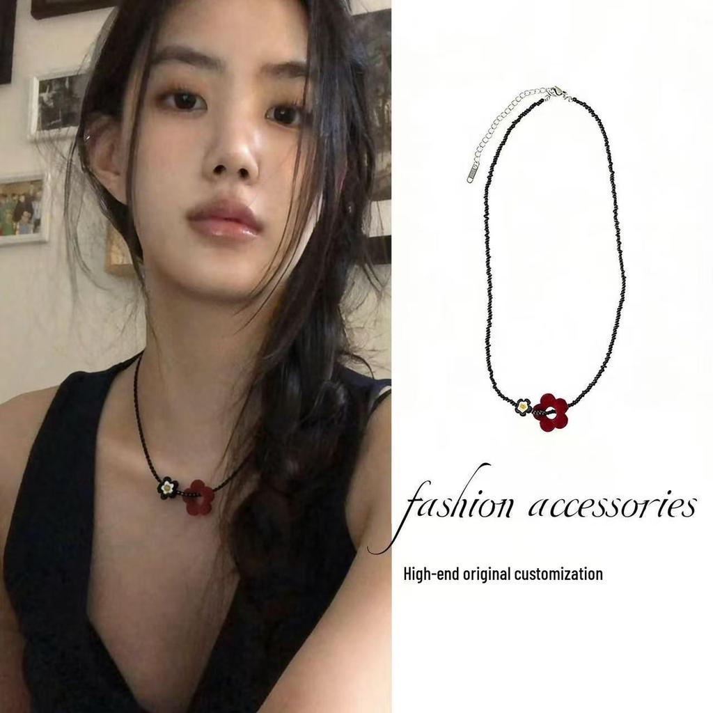 Jiang Yan Velvet & Agate Flower Beaded Necklace for Women - Japanese Korean Style, High-End Clavicle Chain.