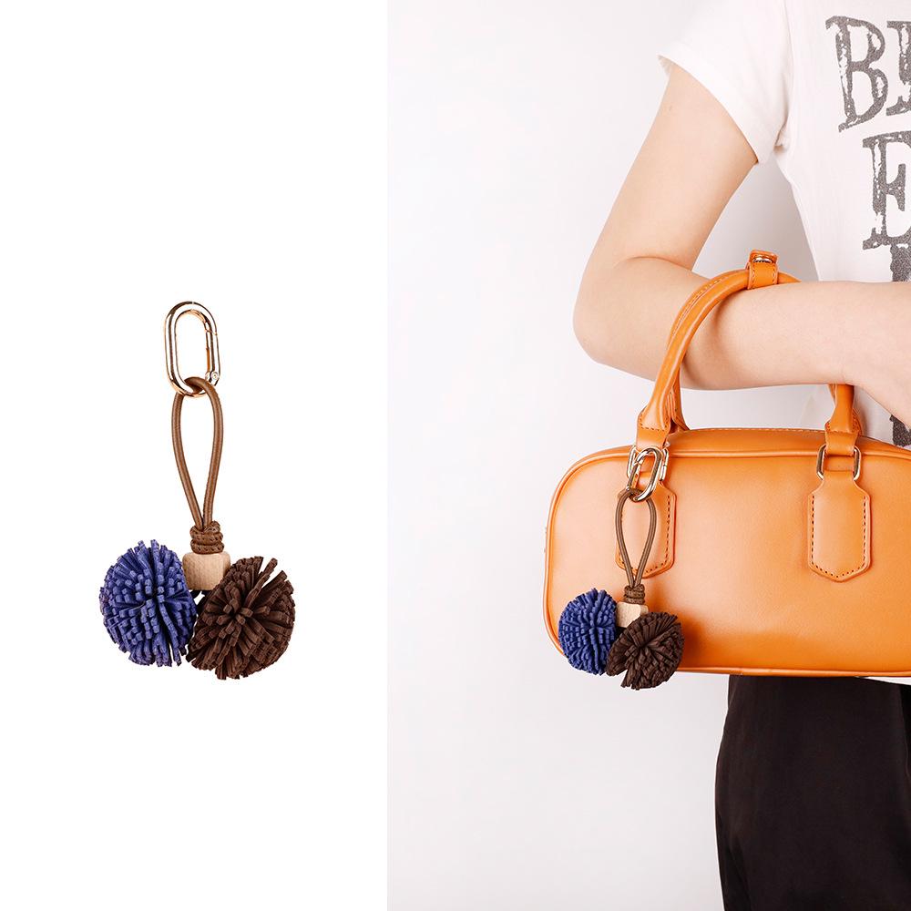 Portachiavi e Ciondolo per Borsa con Nappa a Forma di Palla di Bacca di Bayberry in Stile Zhang Yuanying