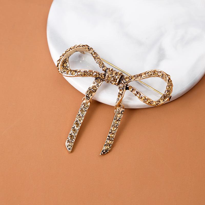 Personalisierte mit Diamanten besetzte Metallbrosche Kragenstift Kollektion, High-End Anti-Licht Blume Schmetterling Krone Brosche