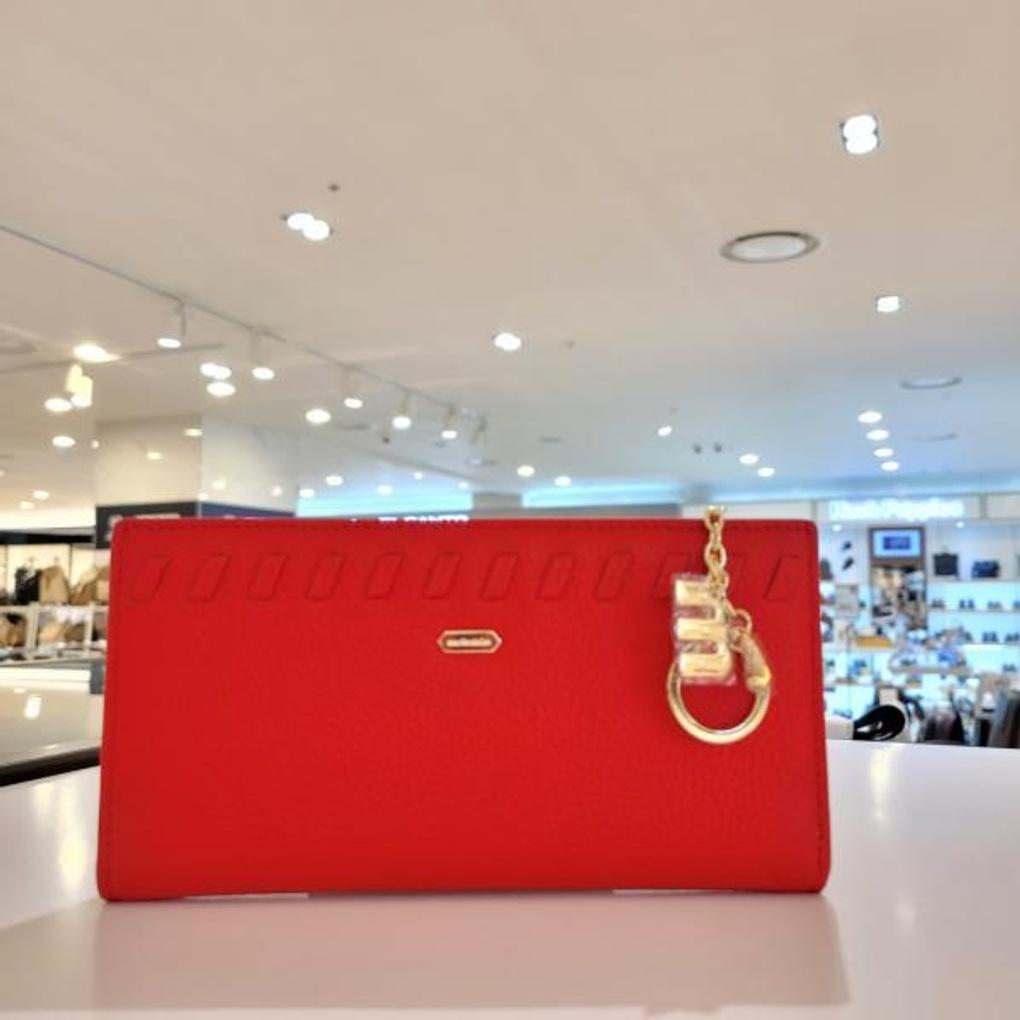 Mari eclaire highly recommended slim long wallet with ample storage space.