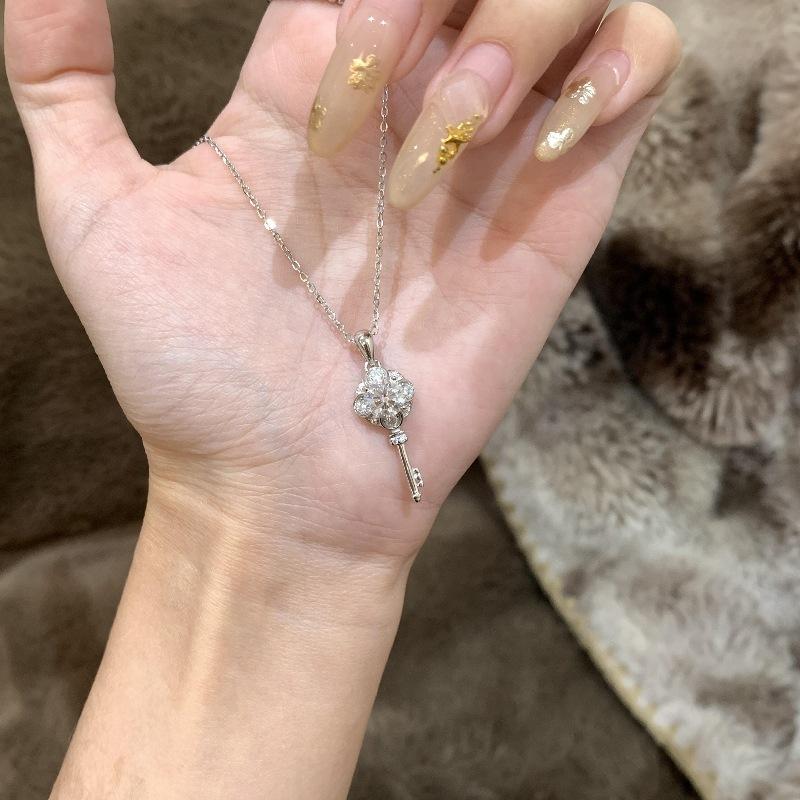 Light Luxury High-End Sense Ten Thousand Flowers Mozzarella Diamond Key Necklace Inlaid With Diamonds Exquisite Noble Cold Feeling Collarbone Chain