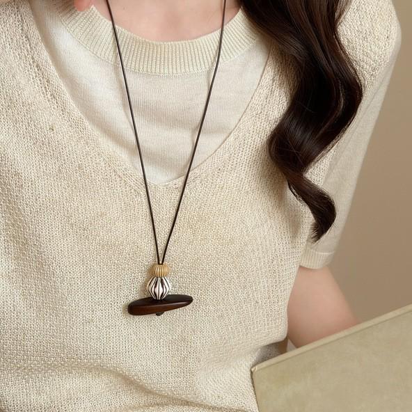 2026 Retro Chinese Resin Pendant Necklace: Unique Clavicle Chain, High-End Accessory for Women