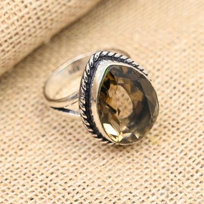 Charmanter, handgefertigter Ringschmuck aus 925er-Sterlingsilber mit rauchigem Topas-Edelstein