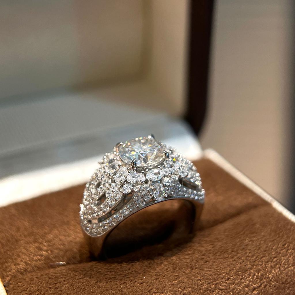 S925 Sterling Silver Heavy Industry 2 Carat 8.0 Round Bag Manor Hollow Mozzarella Diamond Ring Super Flash High-end Temperament Ring