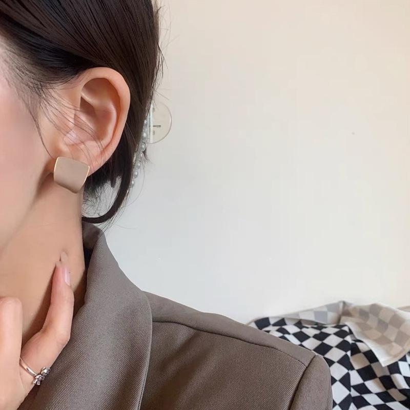 

Серебряные геометрические металлические серьги-пусеты с иглами – Минималистичные, изысканные, универсальные аксессуары для уникального темперамента