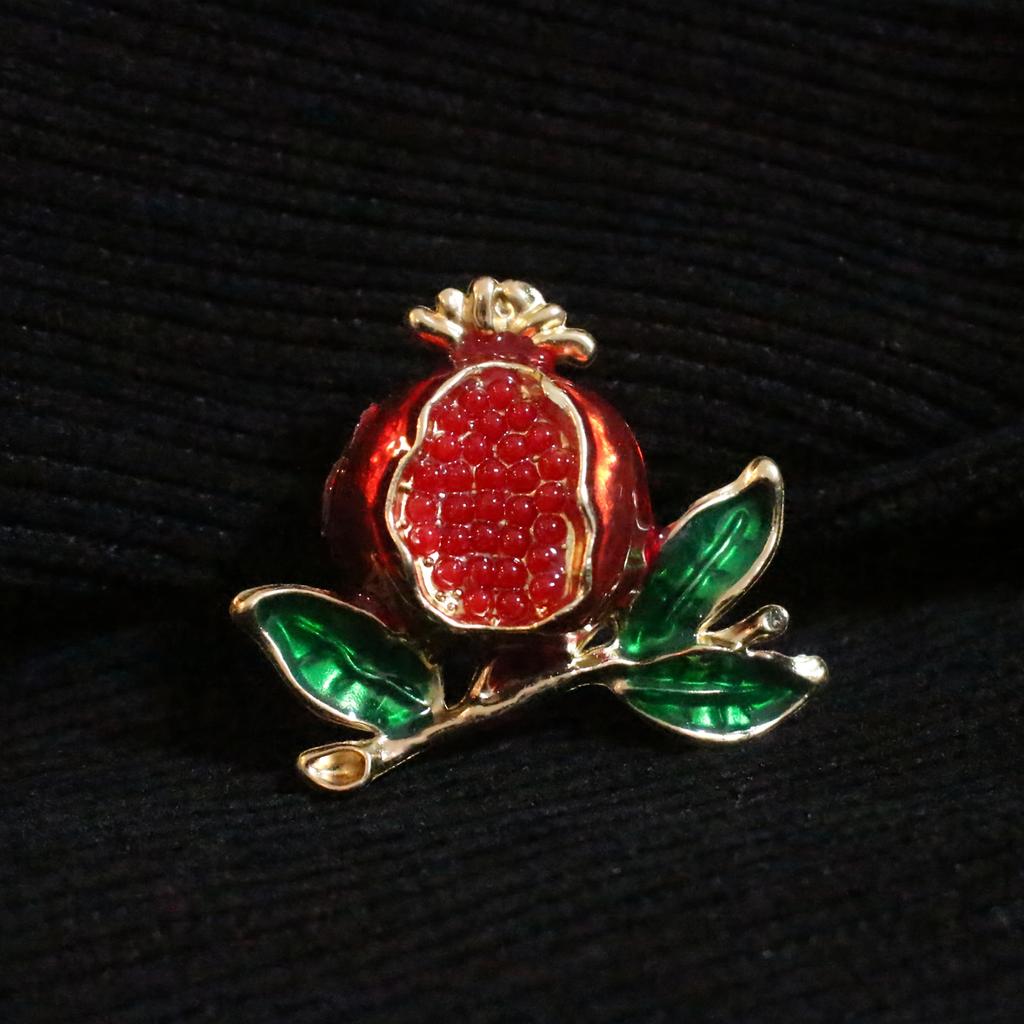 SKEDS New Fashion Rhinestone Pomegranate Brooch Women's Elegant Temperament Fruit Corsage Designed Pin Clothing Suit Accessory