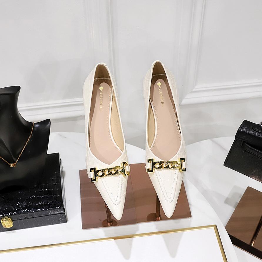 Women's Glossy Patent Leather Shallow Mouthed Pointed Metal Chain Decorative Middle Heel Shoes