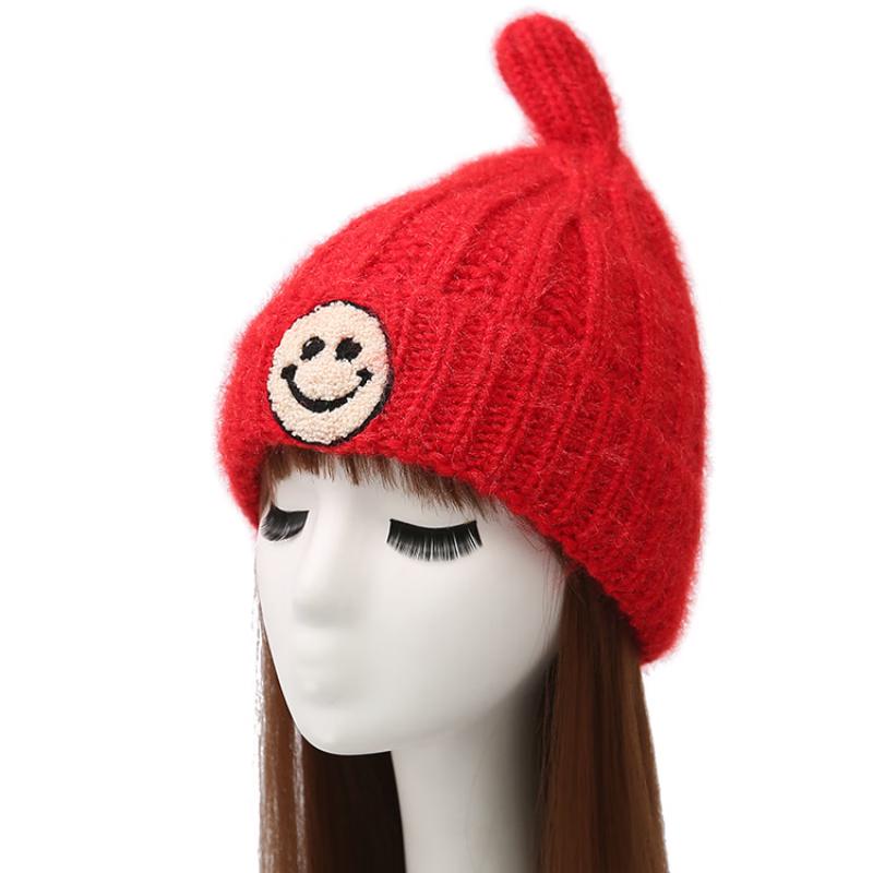 Женская вязаная шапка-бини с вышитым смайликом