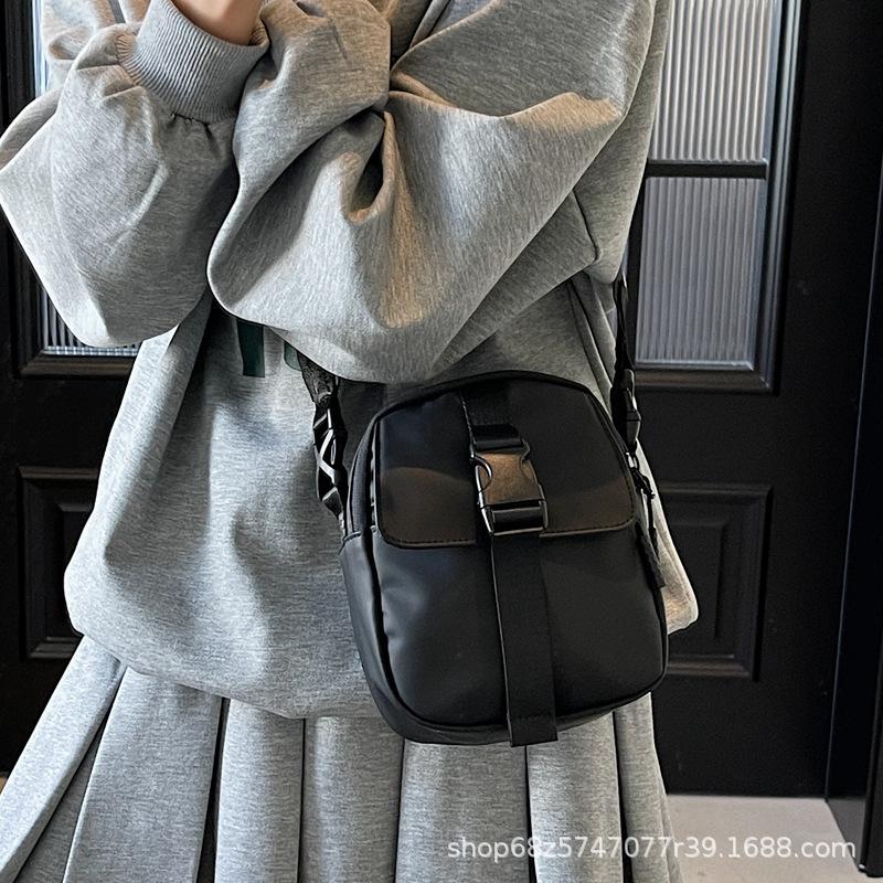 Vertical waterproof trendy brand sports fashion versatile commuter crossbody bag solid color 2025 new casual small bag shoulder bag