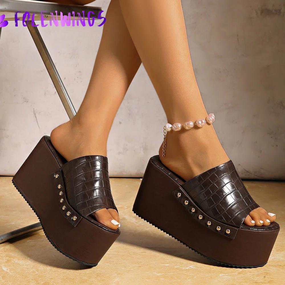 Moda 2025 Lato Nowe Nity Grube Koturny Platformowe Kobiety Klapki Sandały Punk Gruba Podeszwa Klapki Sandały Wysokie Obcasy Sandales Femmes