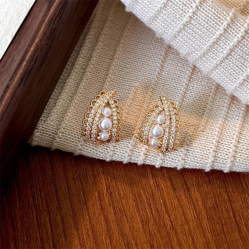 Micro-set Lace Pearl Stud Earrings for Women - Sophisticated and High-end, Unique Design, Versatile and Simple Earrings for All Occasions.