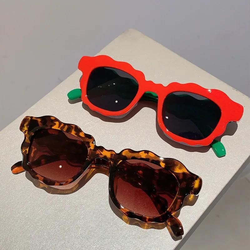 New Luxury Brand Designer Vintage Wave Flower Pink Sunglasses Women For Men Sun Glasses Trendy Punk Popular Sexy Cute Eyeglasses