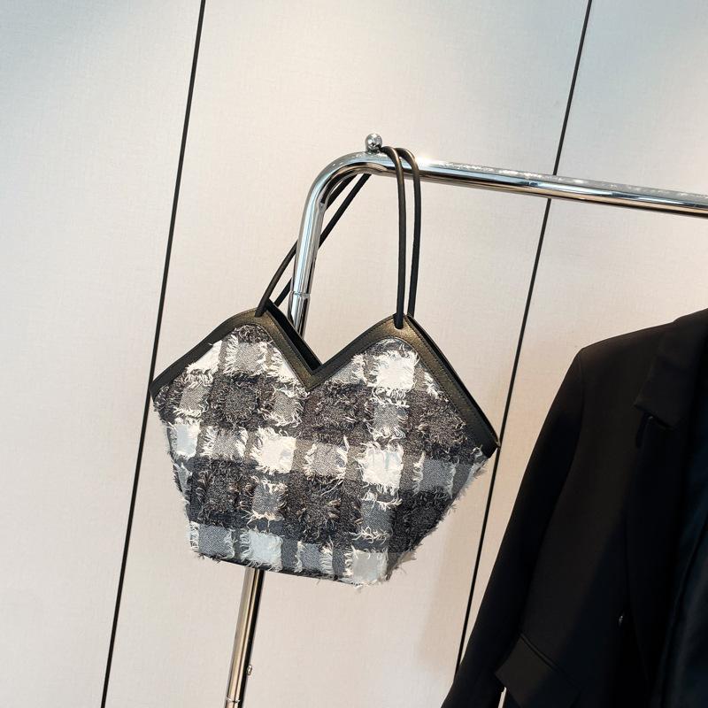 

Популярные сумки этого года — женские сумки через плечо в клетку, новые модные, в стиле легкой роскоши, повседневные и универсальные сумки-тоут для ношения в руке. чёрный