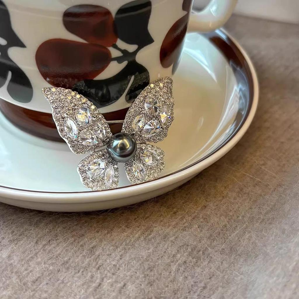 Luxury Butterfly Pearl Brooch for Women - Elegant Autumn/Winter Accessory for Suits and Coats