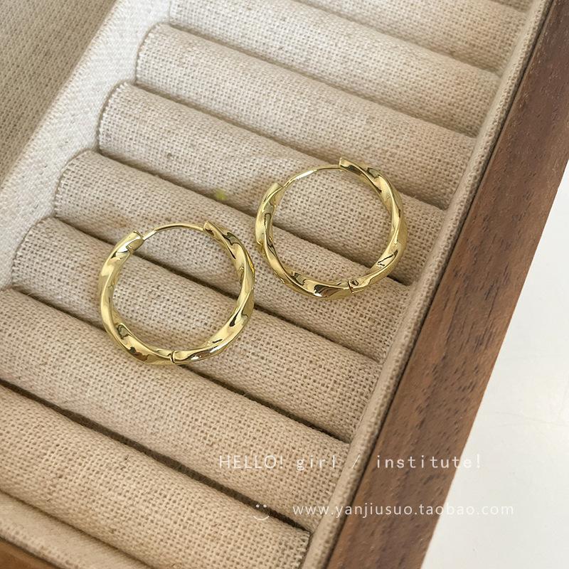Small temperament, twisted loop earrings, trendy design earrings, simple earrings.