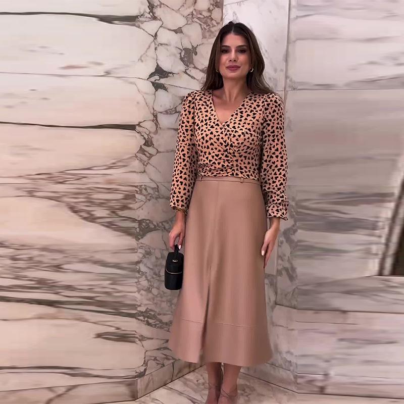 Letní 2024 Evropsko-americká móda Halenka s potiskem s výstřihem do V a Slim kožená sukně s vysokým pasem pro ženy