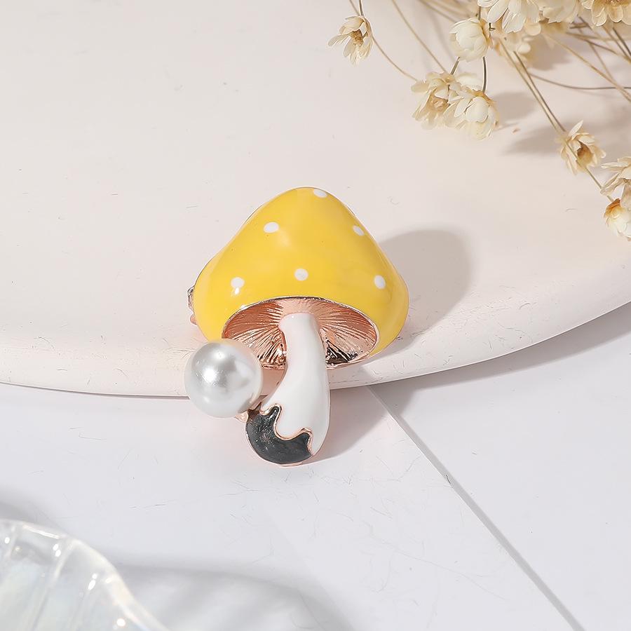 

Брошь-гриб с инкрустацией жемчугом: Высококачественная пряжка для шарфа и украшение для пальто для женщин жёлтый