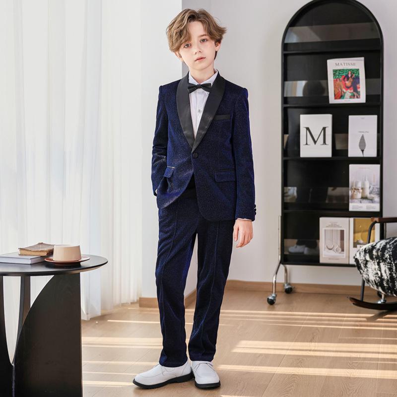 Chlapecký formální oblek v britském stylu pro družbu a klavírní vystoupení