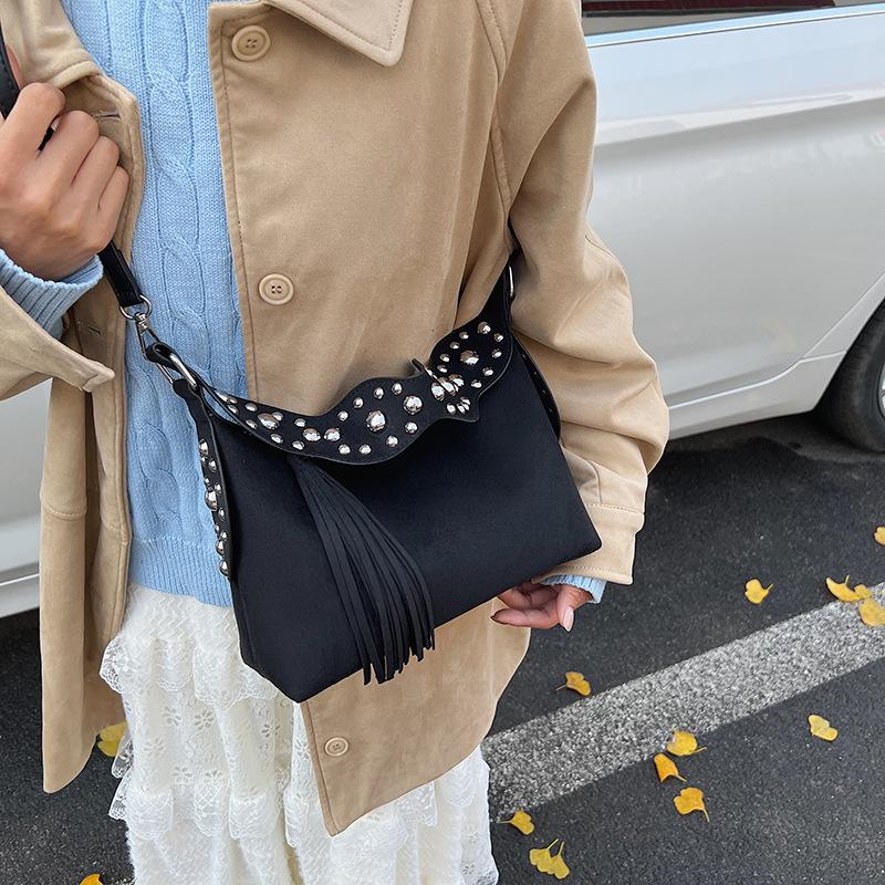 Commuter Underarm Bag Women's 2025 New Retro Matte Shoulder Bag Fringed Rivet Handbag Messenger Bag