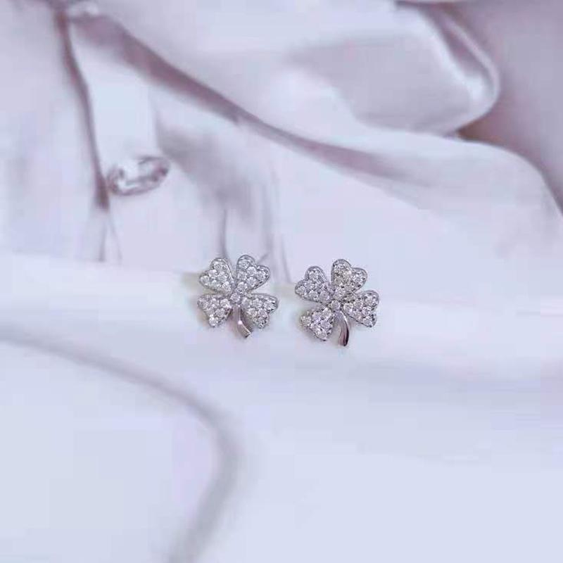 

Серьги с четырьмя листами клевера. Простые модные женские серьги. Маленькие усовершенствованные серьги со стразами. серебряный