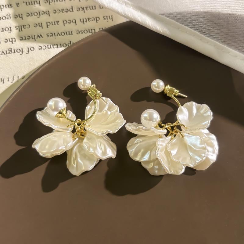 Eleganckie kolczyki z perłami: Prosty, luksusowy design na jesień/zimę 2024