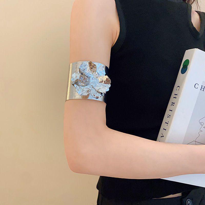 Blatt & Zweig Armreif: Luxuriös, Einzigartiges Design, Vielseitiges Armband im Cold Style