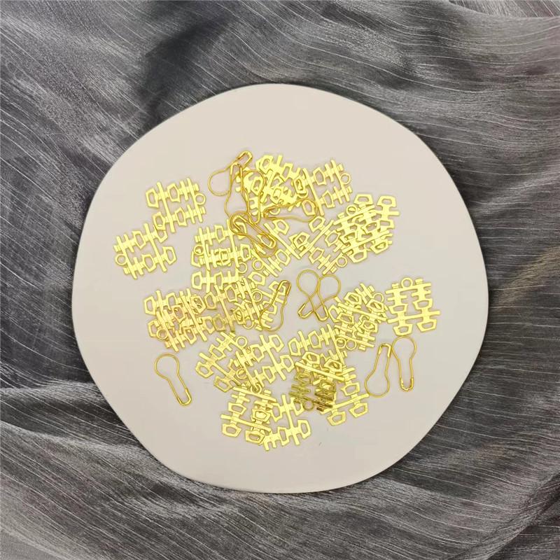 English Hot Stamping Hangtag: 'My Family Has a Happy Gift' Souvenir Decoration Card