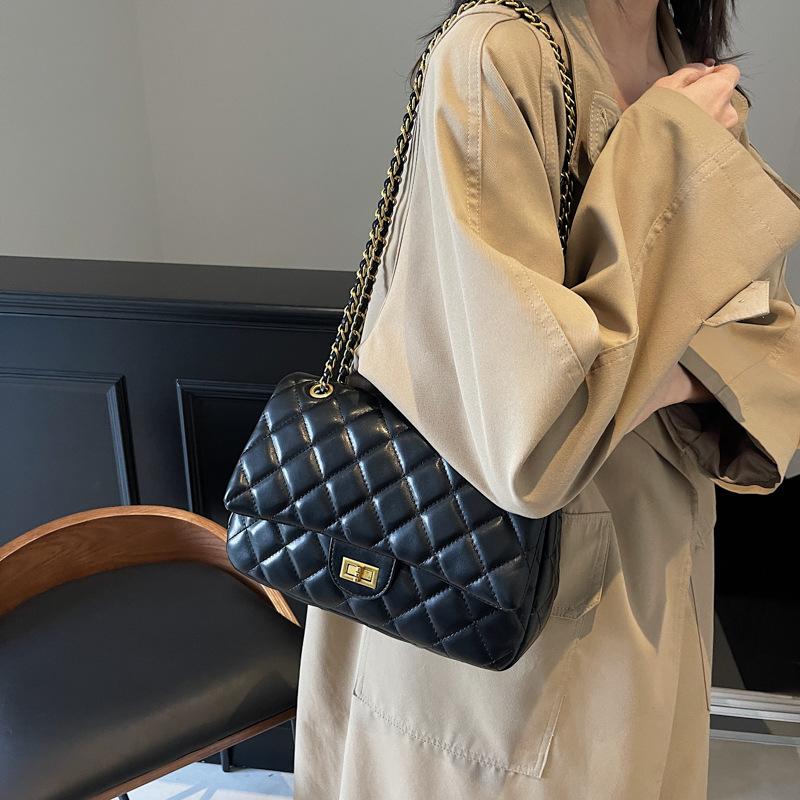 

Xiaoxiangfeng бриллиантовая цепочка 2025 однотонная новая сумка женская мягкая кожа модная универсальная сумка на плечо/подмышку 28*11*18 чёрный