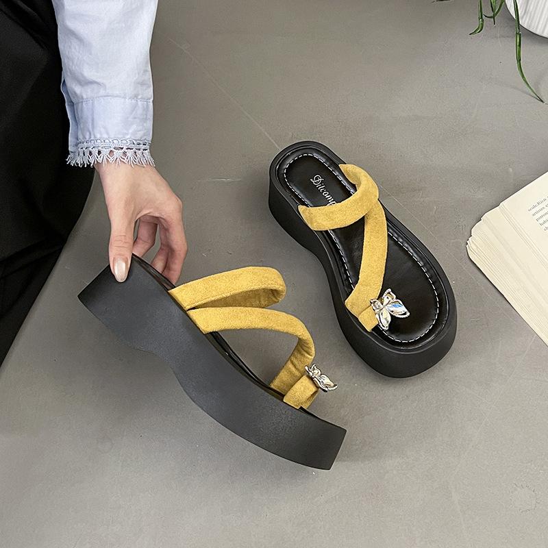 toe thick-soled cool slippers for women in the summer of 2025, new models for small people to increase their height and wear beach shoes