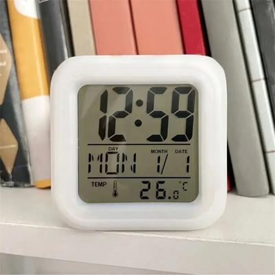 1pc Despertador LED com mudança de cor e luz noturna Display digital Data e hora ativadas por toque sem bateria