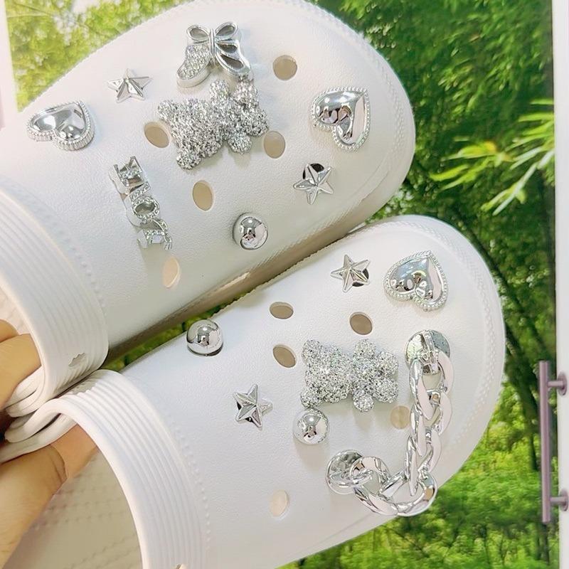 15PCS Mode Schuhanhänger Set Zubehör Loch Schuhschnalle Glänzender Kleiner Bär Silberkette DIY 3D Schuhdekorationen Partygeschenk