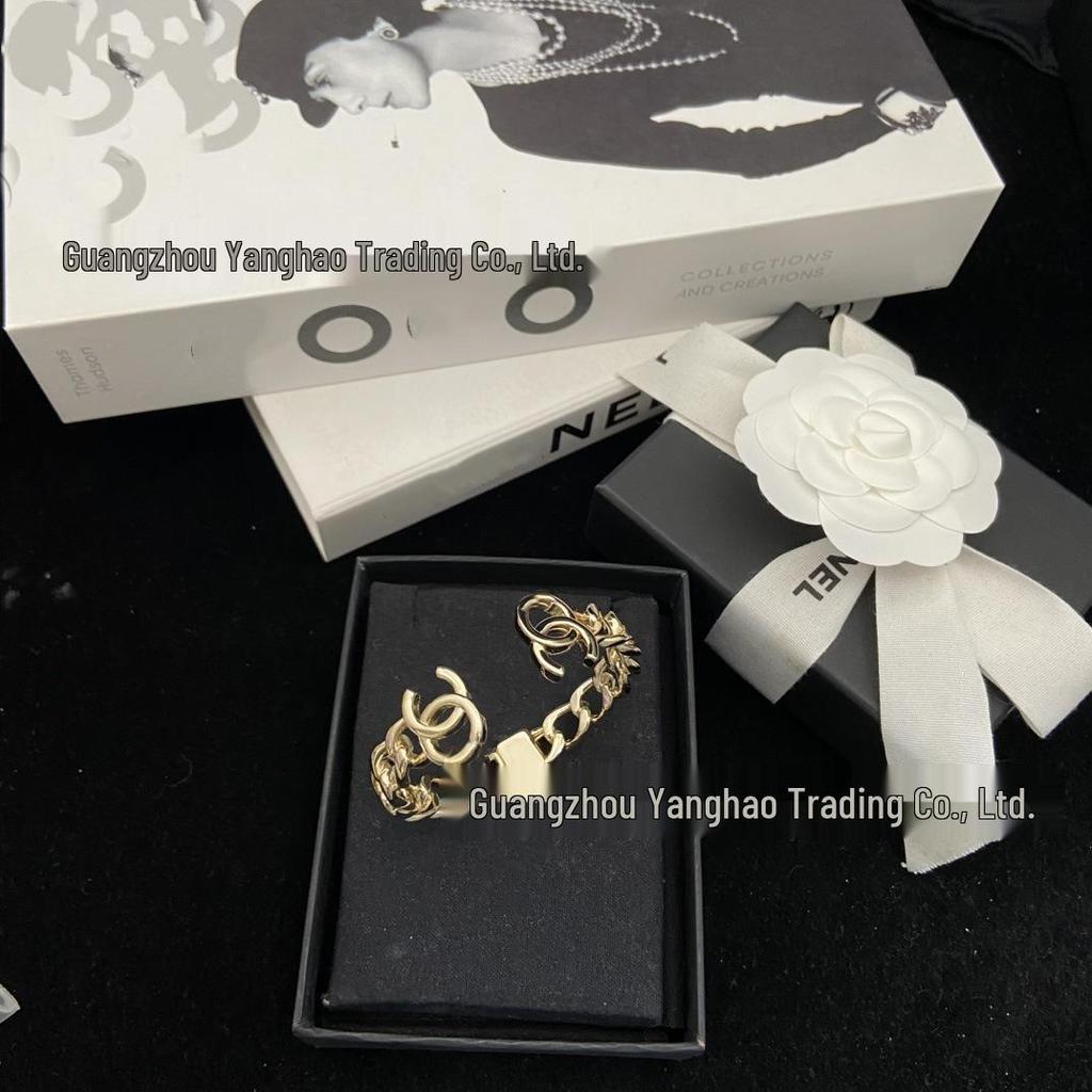 Seiko Hochwertiges Doppel-C-Design Damen-Armband im Coco-Stil