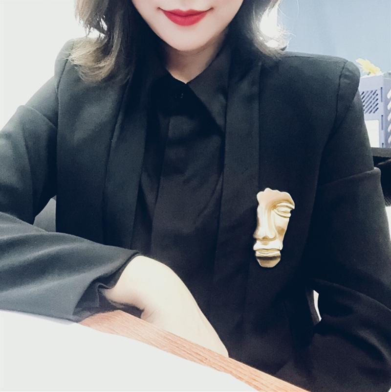 Temperament cold wind calling thousands of people avatar brooch gold half face Internet celebrity women's suit accessories