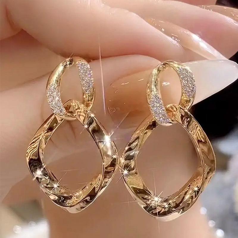 High-end, Luxurious Square-shaped Diamond-encrusted Hollow Geometric Rhombus-shaped Ear Ring with Unique Design.